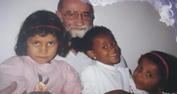 Pe. Valeriano e as crianças acolhidas na dec. 90