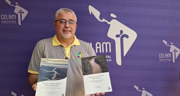 P. Julio con libros
