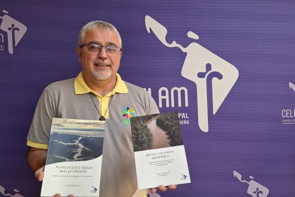 P. Julio con libros